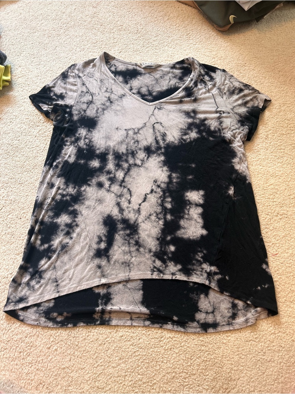Tryst Tie-Dye V-Neck Short Sleeve Top - Black & Tan